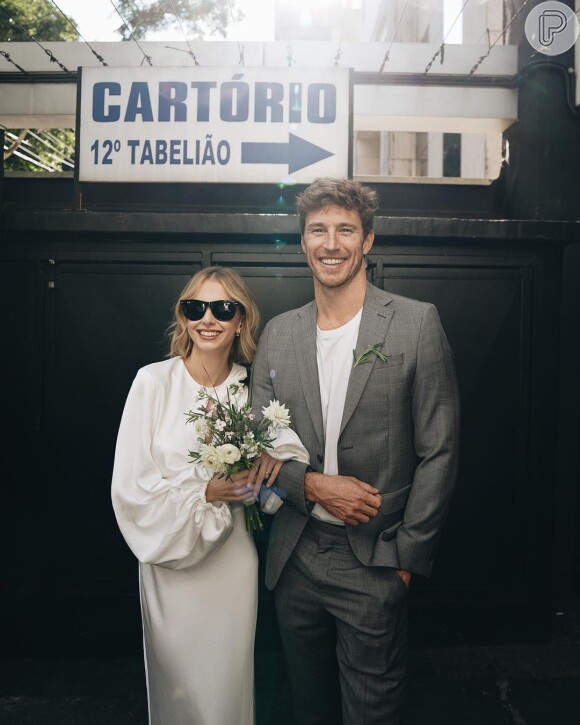Isabella Scherer se casou com Rodrigo Calazans em uma cerimônia intimista no civil usando vestido de noiva com manga longa, óculos escuros e tênis preto.