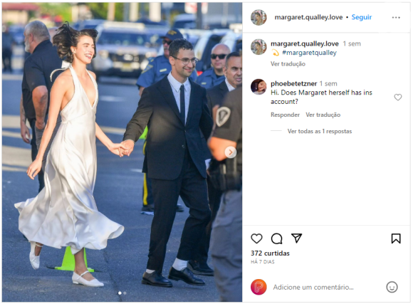 A atriz Margareth Qualley foi um exemplo recente de noiva que decidiu usar salto baixo.