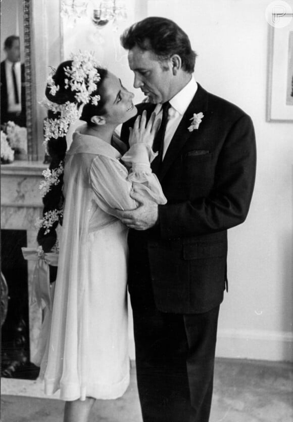 Elizabeth Taylor se casou pela primeira vez com Richard Burton e teve seu vestido de noiva desenhado por Irene Sharaff.