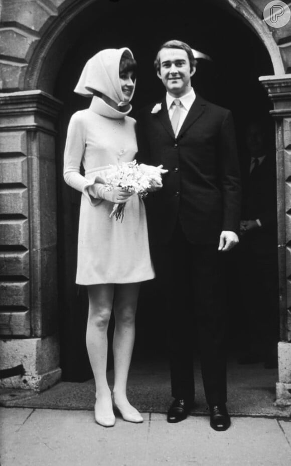 Audrey Hepburn se casou pela segunda fez com italiano Andrea Dotti em 1969. Na ocasião a atriz adora usar sapatos de salto baixo e no seu casamento não foi diferente.