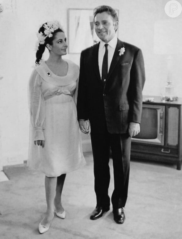 Salto baixo foi a escolha da atriz Elizabeth Taylor para se casar nos anos 60 e pode inspirar hoje em dia.