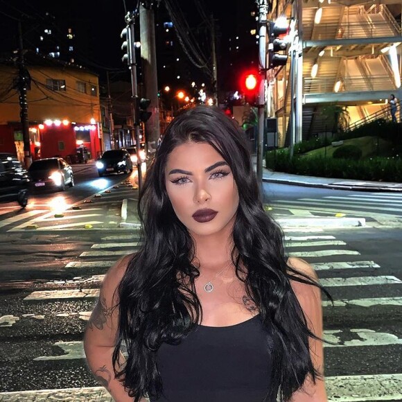 A cantora e influenciadora Sophia Barclay foi alvo de um boletim de ocorrência aberto pelo senador Flávio Bolsonaro. A informação foi divulgada por Fábia Oliveira, do Metrópoles