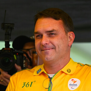 'Flávio Bolsonaro é casado com sua esposa há treze anos, é pai de duas filhas e jamais praticou qualquer fato que desabonasse sua honra', diz boletim de ocorrência
 