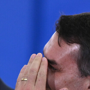 Flávio Bolsonaro alegou, no boletim de ocorrência, que teve problemas no casamento após declarações de Sophia Barclay: 'Estão causando graves danos ao seu casamento'