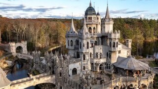 Milionário constrói CASTELO para filhas que sonhavam em ser princesas! Imóvel de luxo está à venda; saiba valor