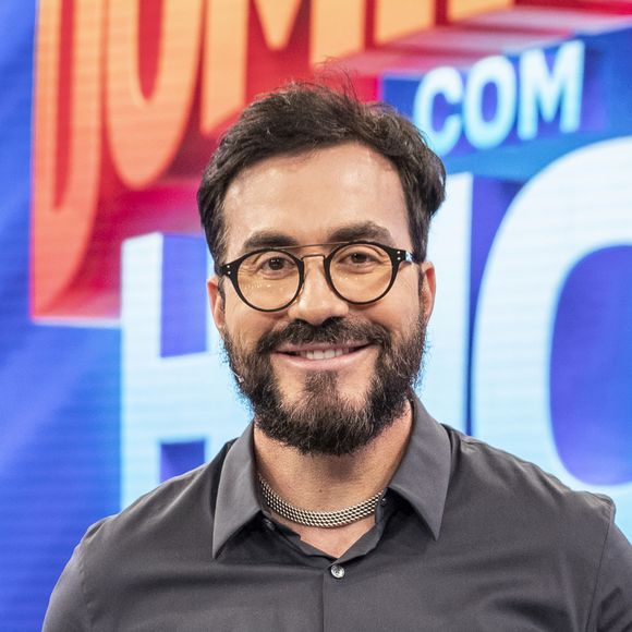 No 'Domingão Com Huck', Padre Fábio de Melo assistiu à performance de Tati Quebra Barraco, que cantou músicas que não são lá muito religiosas