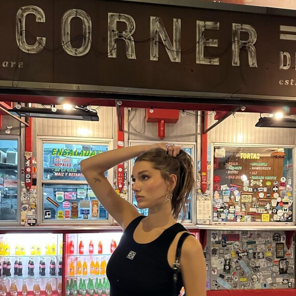 Sasha Meneguel está fora do Brasil viajando com o marido e aproveitando para 'gastar' seus looks