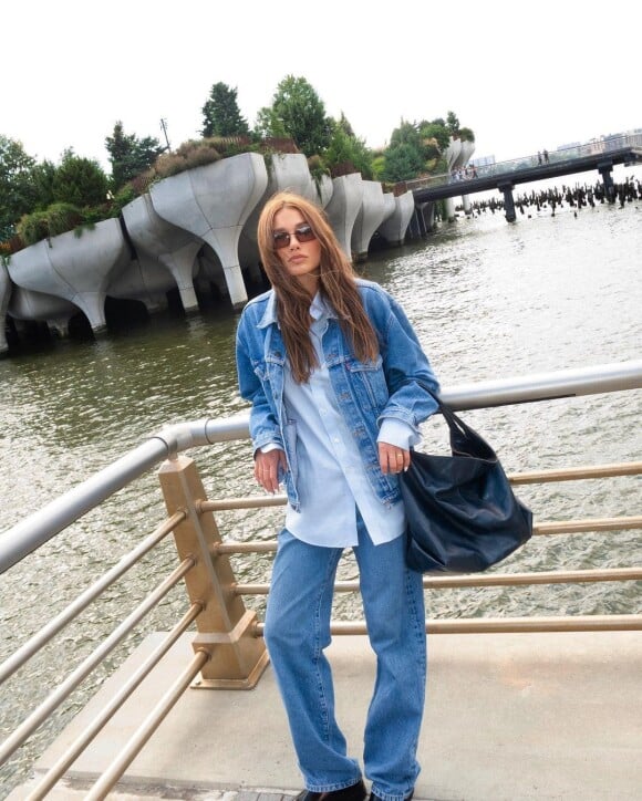 O look jeans oversized de Sasha Meneguel inclui calça, jaqueta camisa e bolsa. Tudo largo.