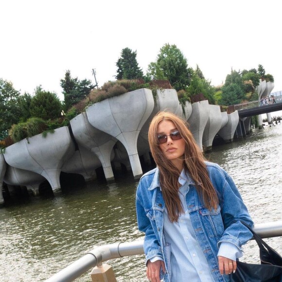 O look jeans oversized de Sasha Meneguel inclui calça, jaqueta camisa e bolsa. Tudo largo.