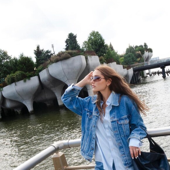 Sasha Meneguel resolveu usar um look jeans oversized e então publicou no Instagram