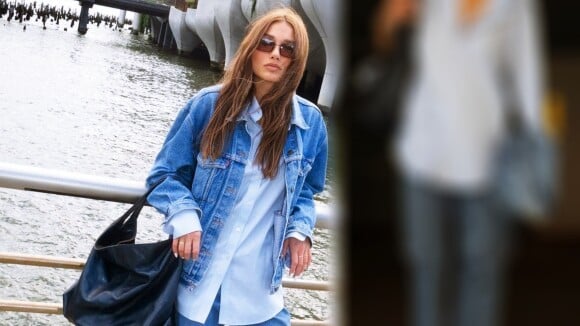 Sasha Meneghel aposta em look jeans oversized com chinelos e divide opiniões na web: 'Roupas largas não favorecem sua beleza'