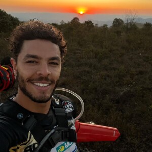 Matheus Abreu é apaixonado por moto, mas não esperava um carro vir na contramão e atingi-lo
