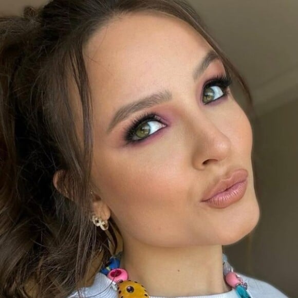 Larissa Manoela aposta em look colorido com meia-calça laranja cintilante para curtir festival The Town