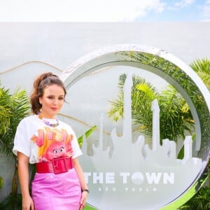 Larissa Manoela comparece ao The Town após mês marcado por polêmicas com os pais