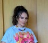 The Town: Larissa Manoela usa camiseta com a estampa da personagem que dubla em 'Trolls 3' para divulgar novo filme