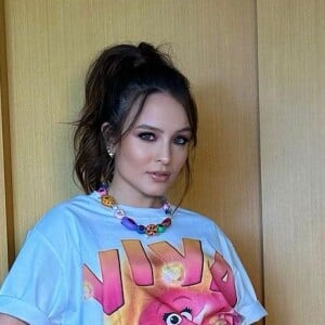 The Town: Larissa Manoela usa camiseta com a estampa da personagem que dubla em 'Trolls 3' para divulgar novo filme