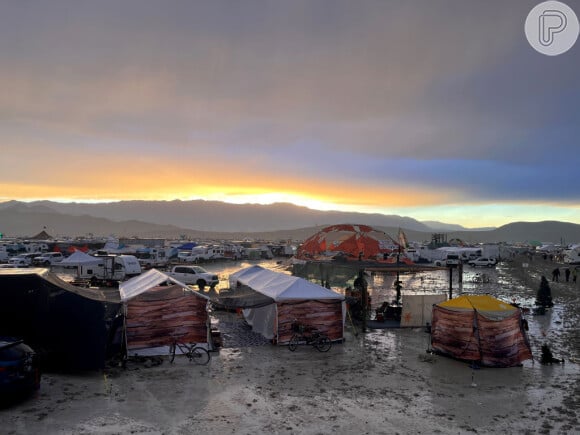 Burning Man: chuva se transformou em lama e fe com que pessoas não conseguissem sair do evento