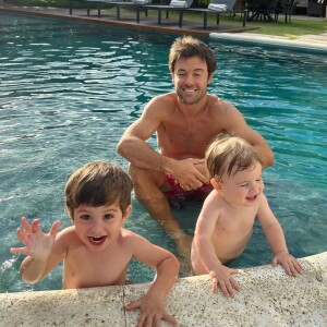 Kayky Brito em foto com o filho, Kael (à direita), e o sobrinho, Enrico
