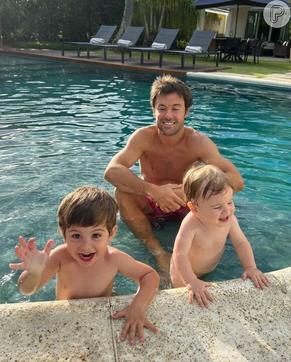 Kayky Brito em foto com o filho, Kael (à direita), e o sobrinho, Enrico