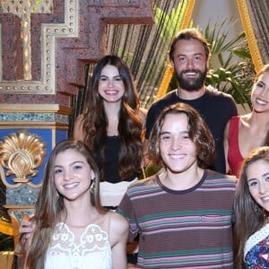 Sthefany Brito e Kayky Brito em foto com Pérola Faria, Débora Ozório (à esquerda), Danilo Maia e Luisa Gonzalés no lançamento da novela 'O Rico e Lázaro', em 2017