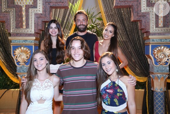 Sthefany Brito e Kayky Brito em foto com Pérola Faria, Débora Ozório (à esquerda), Danilo Maia e Luisa Gonzalés no lançamento da novela 'O Rico e Lázaro', em 2017