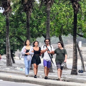 André Gonçalves e os três filhos mostraram clima de harmonia durante passeio pela orla do Rio de Janeiro