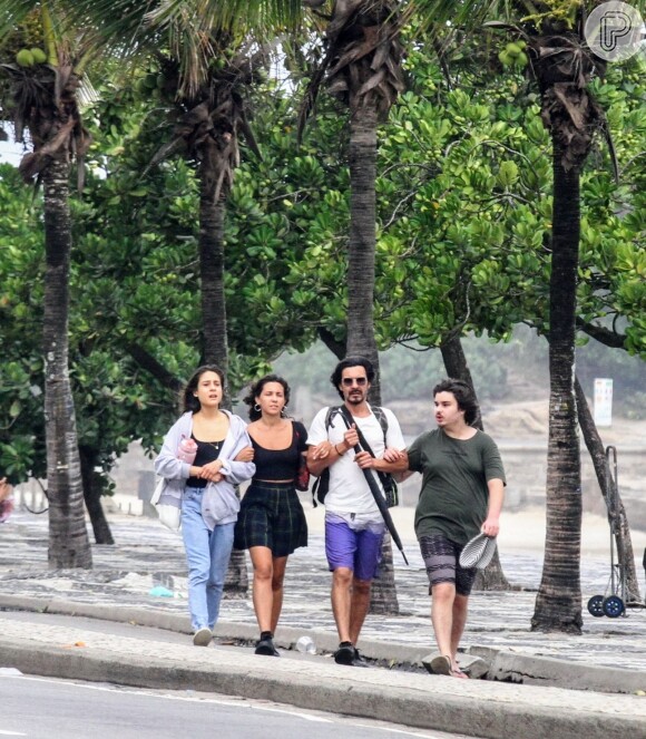 André Gonçalves e os três filhos mostraram clima de harmonia durante passeio pela orla do Rio de Janeiro