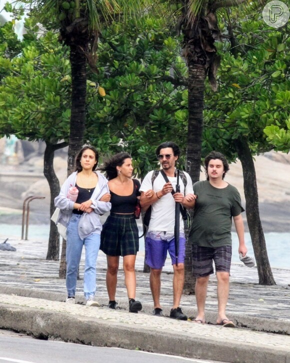 André Gonçalves não dispensou o guarda-chuva em passeio com os três filhos, Manuela (da relação com Tereza Seiblitz), Valentina (do casamento com Cynthia Benini) e Pedro Arthur (filho de Myrian Rios)