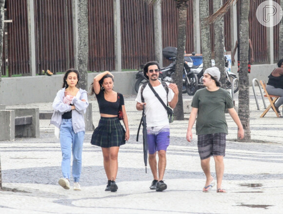 André Gonçalves e os três filhos fizeram passeio pela orla do Rio mesmo em dia de frio e chuva, nesta quarta-feira 6 de setembro de 2023
