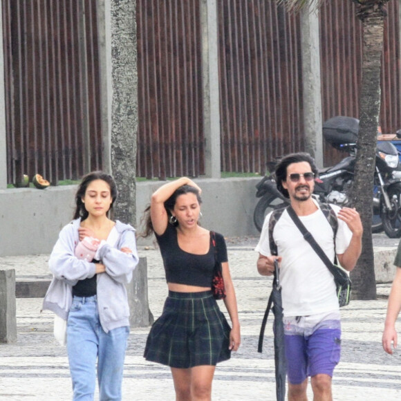 André Gonçalves e os três filhos fizeram passeio pela orla do Rio mesmo em dia de frio e chuva, nesta quarta-feira 6 de setembro de 2023