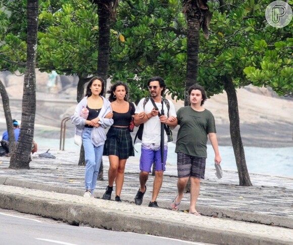 André Gonçalves e os três filhos andaram de braços dados durante passeio pela orla do Rio
