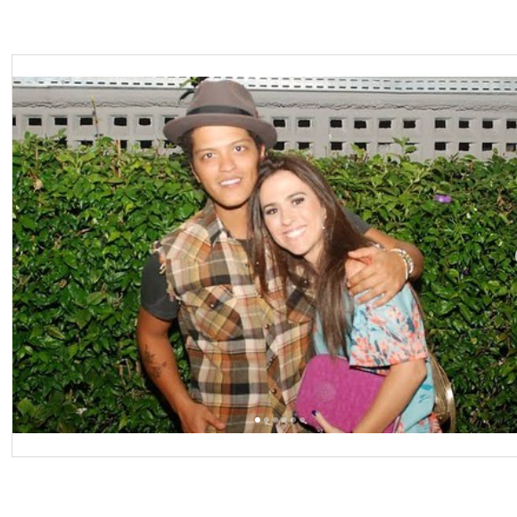 Tatá Werneck postou uma foto com Bruno Mars que parece ser do tempo em que ela trabalhava na MTV