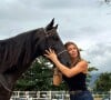 Grazi Massafera compartilha vídeos aprendendo a andar a cavalo