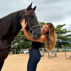 Grazi Massafera posta fotos ao lado do cavalo que montou para aprender a cavalgar para novela 'Dona Beija'