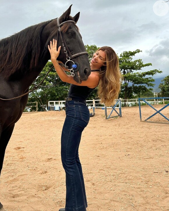 Grazi Massafera posta fotos ao lado do cavalo que montou para aprender a cavalgar para novela 'Dona Beija'