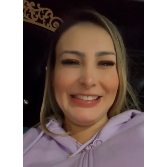 Andressa Urach se divertiu ao contar que não sabia falar espanhol e mesmo assim foi para um encontro no Chile