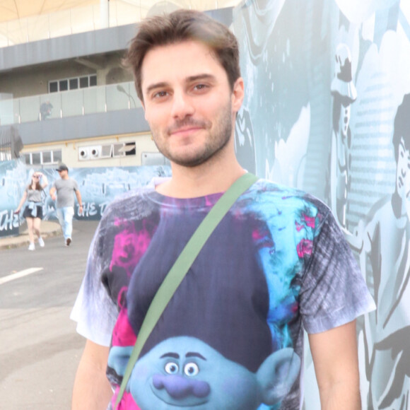 The Town: Hugo Bonemer resolveu apostar na cor para o dia mais pop do festival então ele foi com tenis branco, calça verde escuro, jaqueta verde neon e camiseta de desenho animado