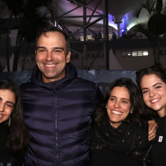 The Town: Tadeu Schmidt foi para o festival com as filhas e a esposa. O apresentou foi com look simples para não passar frio