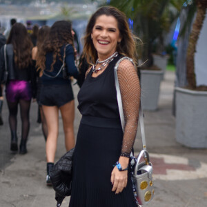 The Town: Ingrid Guimarães foi para o festival com tenis, saia longa e blusa preta