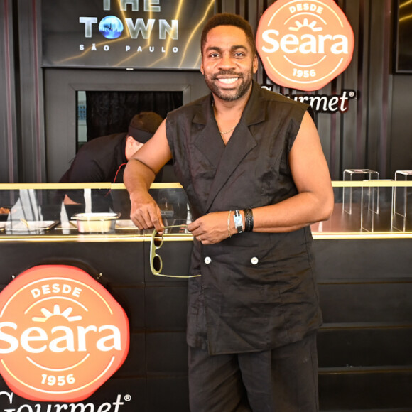 The Town: Lázaro Ramos foi com um look all black para o festival