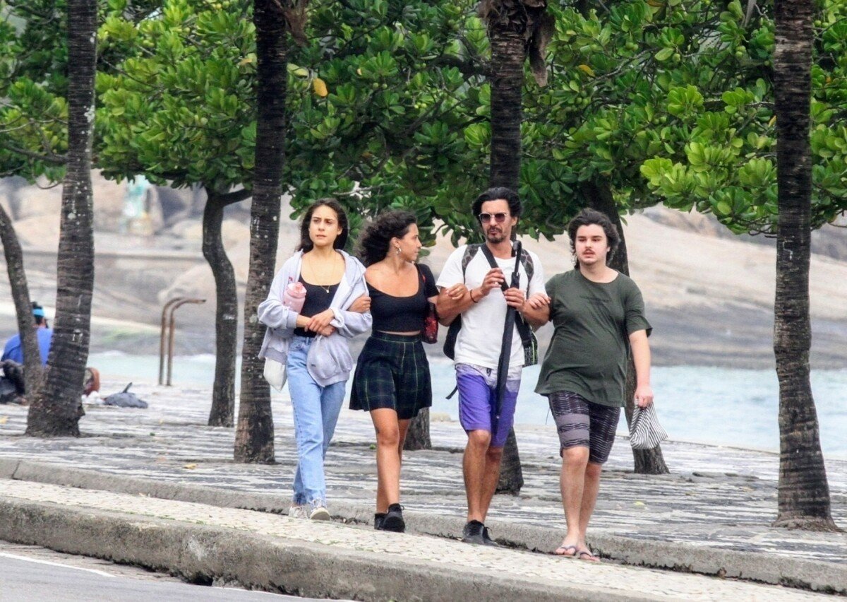 Foto: André Gonçalves foi flagrado recentemente na companhia dos três  filhos - Purepeople