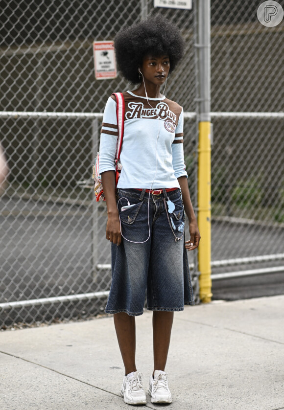 Diferentes influenciadoras e convidadas têm usado bermudas jeans na semana de moda de NY
