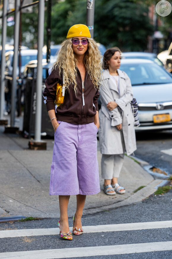 Jorts, peça-tendência na NYFW, também apareceu em lilás no street style da cidade