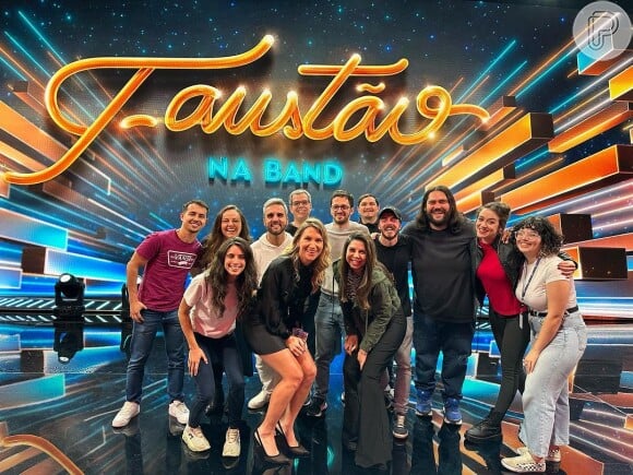 Filha de Silvio Brito, Clarissa Brito ao lado de parte da equipe do 'Faustão na Band'