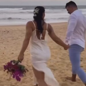 Priscila Fantin e Bruno Lopes se casaram na praia de pés descalços em um lindo fim de tarde na Bahia