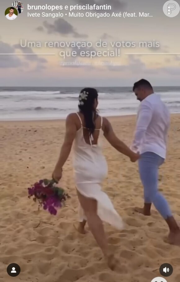 Priscila Fantin e Bruno Lopes se casaram na praia de pés descalços em um lindo fim de tarde na Bahia
