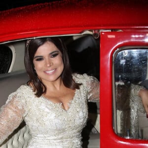 Mara Maravilha chegando em sua festa de aniversário com um vestido quase de noiva: momentos que apenas as celebridades brasileiras podem proporcionar