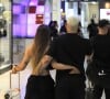 Filipe Ret foi flagrado com as mãos na bunda da atual namorada, Agatha Sá, por baixo da roupa ao desembarcar em aeroporto no Rio de Janeiro