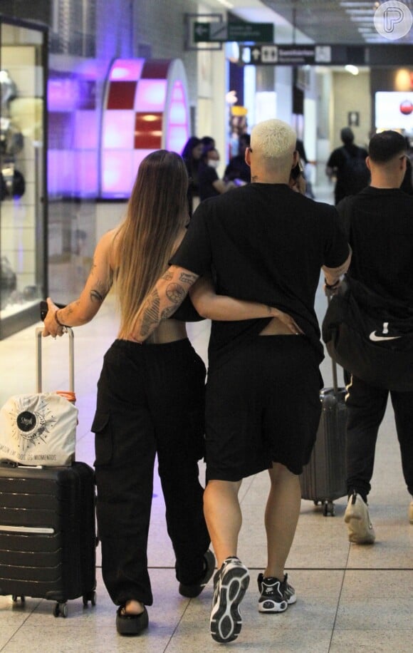 Filipe Ret foi flagrado com as mãos na bunda da atual namorada, Agatha Sá, por baixo da roupa ao desembarcar em aeroporto no Rio de Janeiro