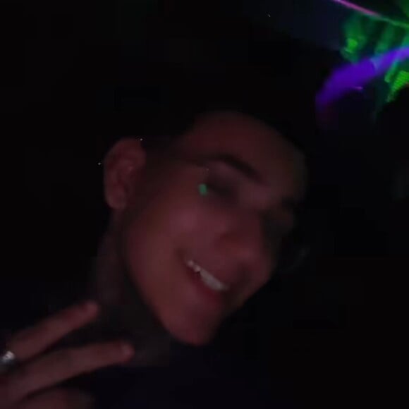 Filho de Andressa Urach, Arthur, compartilha vídeo se divertindo, ao som de funk, com seus amigos em uma festa após a mãe realizar cirurgia de emergência